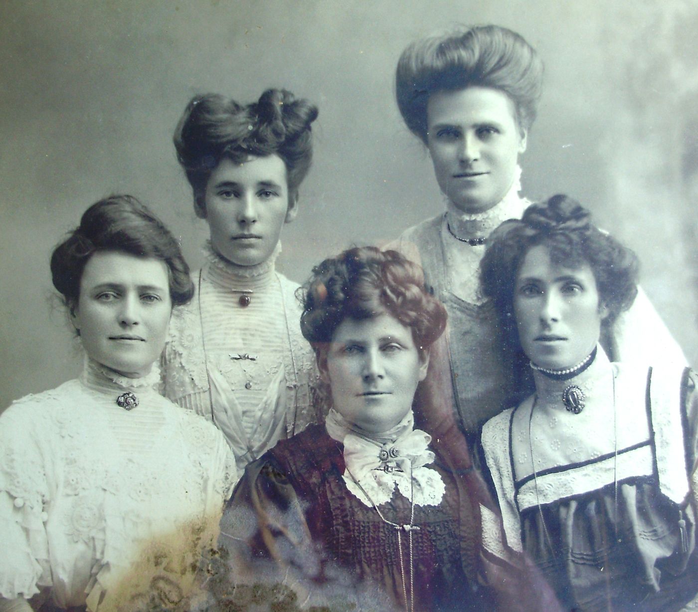 Emma Gravenmaker's daughters. Back: Marion and Kit. Front: Lucy, Annie and Emily.